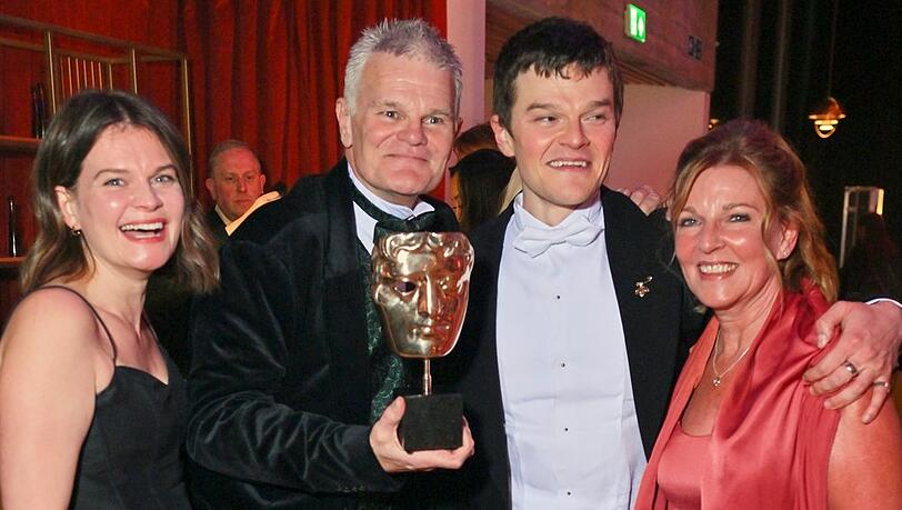 Robert Aramayo (2.v.r.) feiert seinen Triumph mit Schwester Laura sowie seinen Eltern Michael und Lisa Aramayo auf der After-Show-Party im Southbank Centre in London.