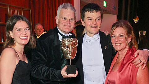 Robert Aramayo (2.v.r.) feiert seinen Triumph mit Schwester Laura sowie seinen Eltern Michael und Lisa Aramayo auf der After-Show-Party im Southbank Centre in London.