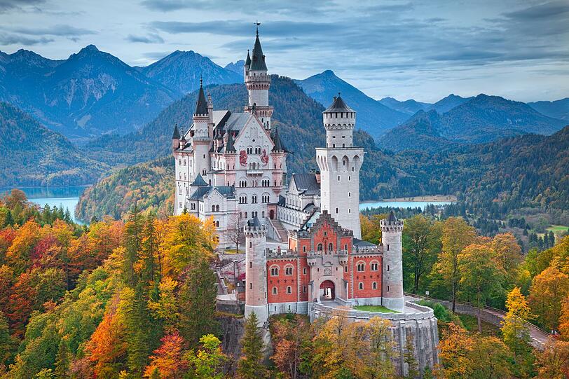 Touristen aus der ganzen Welt zieht das Märchenschloss von König Ludwig II. von Bayern an: jährlich bis zu 1,5 Millionen. Zurecht! Denn Neuschwanstein ist nicht nur ein wunderschönes Schloss im Stil mittelalterlicher Ritterburgen, sondern auch in eine traumhafte Kulisse gesetzt: oberhalb von Hohenschwangau bei Füssen. Kein Wunder, dass sich Disney für sein Firmenlogo und seine Filme von dem 1869 begonnenen Bau inspirieren ließ. Touristen aus der ganzen Welt zieht das Märchenschloss von König Ludwig II. von Bayern an: jährlich bis zu 1,5 Millionen. Zurecht! Denn Neuschwanstein ist nicht nur ein wunderschönes Schloss im Stil mittelalterlicher Ritterburgen, sondern auch in eine traumhafte Kulisse gesetzt: oberhalb von Hohenschwangau bei Füssen. Kein Wunder, dass sich Disney für sein Firmenlogo und seine Filme von dem 1869 begonnenen Bau inspirieren ließ.
