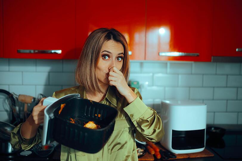 Sie haben den Airfryer nach dem letzten Gebrauch nicht gereinigt und nun sind schon einige Tage oder vielleicht sogar Wochen vergangen? Manchmal passiert das aus Versehen, manchmal aus Bequemlichkeit. Das Ergebnis: Eingetrocknete Speisereste, oft auch unangenehme Ger&uuml;che und bisweilen sogar Schimmel - die Reinigung wird zur Herausforderung!