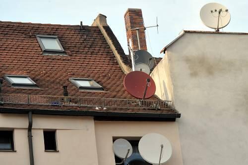 Satelliten-Schüsseln auf Dächern und an Fassaden sollen verboten werden.