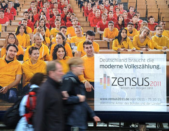 &bdquo;Wissen, was morgen zahlt&ldquo;, mit Werbeplakaten wie diesem wirbt das Statistische Amt des Bundes und der Länder für die Volkszählung 2011.