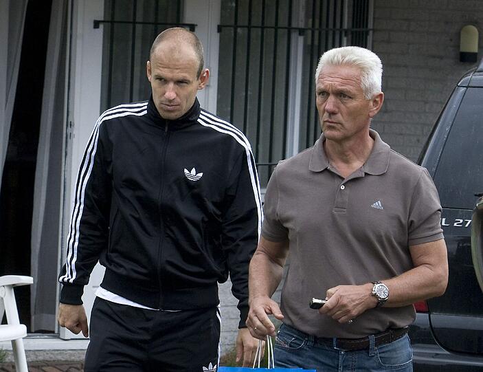 Doch auf das Hoch folgte ein Tief - nach der grandiosen Saison mit dem FC Bayern verletzte sich Robben (hier mit seinem Vater nach der erschütternden Diagnose) in der WM-Vorbereitung bei der Nationalmannschaft im Testspiel gegen Ungarn schwer und zog sich einen Muskelfaserriss zu.