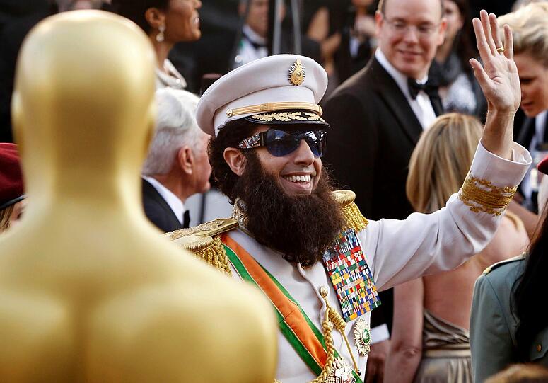 Im Diktatoren-Outfit schritt Cohen am Sonntag in L.A. über den roten Teppich und erinnerte in seinem Äußeren dabei stark an den getöteten lybischen Machthaber Muhammad Al Gaddafi.