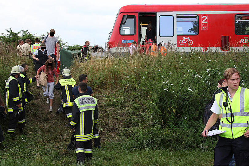 Bei einem schweren Unfall mit einem Regionalzug ist am Mittwochmorgen eine junge Autofahrerin ums Leben gekommen.