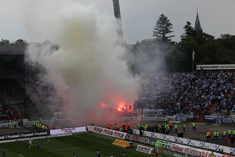 Die Bilder von der Pyro-Show der Löwen-Fans in Karlsruhe