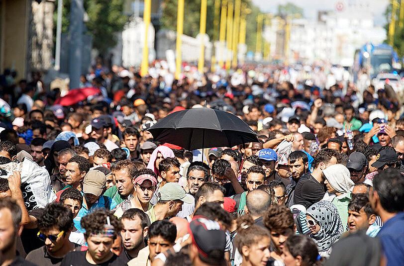 170 Kilometer Fußmarsch haben die Flüchtlinge von Budapest bis zur österreichischen Staatsgrente vor sich. Die bewegenden Bilder.
