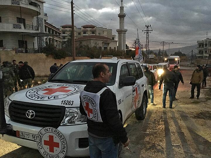 Lang ersehnte Hilfe: das rote Kreuz konnte Hilfsgüter nach Madaya bringen. Die syrische Stadt war seit Monaten von der Außenwelt abgeschnitten, syrische Regime-Truppen ließen die Bevölkerung wissentlich verhungern.