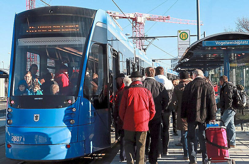 Bitte nicht zurückbleiben: Die Münchner betrachten ihre neue Bahn.