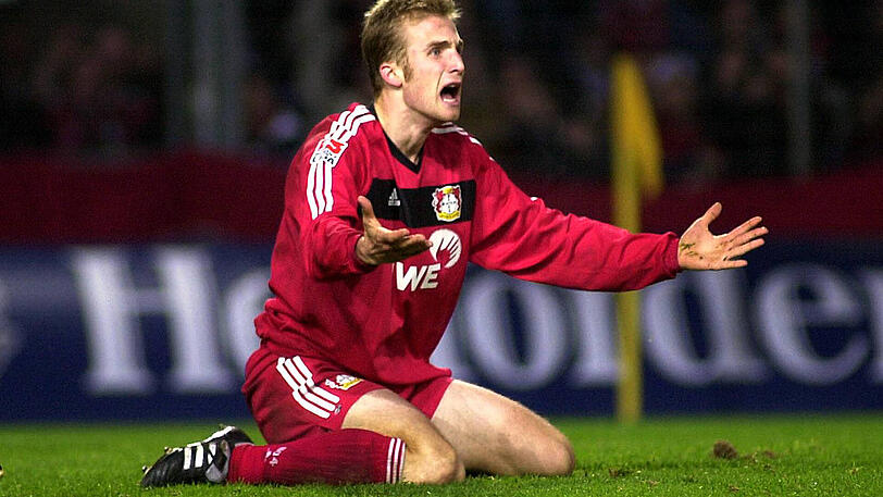 2002 kehrt Bierofka dem TSV 1860 München für einige Jahre den Rücken zu, wechselt zu Bayer Leverkusen. Die Sechzger verlieren eine Identifikationsfigur, Bierofka aber kann im Rheinland seinen Traum von der Königsklasse erfüllen. 2004 dann der Rückschlag: Wegen eines Bandscheibenvorfalls muss Bierofka drei Monate lang pausieren. Der Frust sitzt tief.