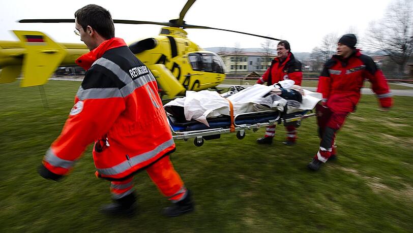 Der 56-jährige Motorradfahrer musste mit einem Hubschrauber ins Krankenhaus gebracht werden. Der 56-jährige Motorradfahrer musste mit einem Hubschrauber ins Krankenhaus gebracht werden.