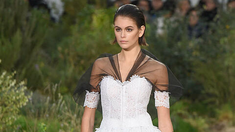 Kaia Gerber läuft in Paris für Chanel