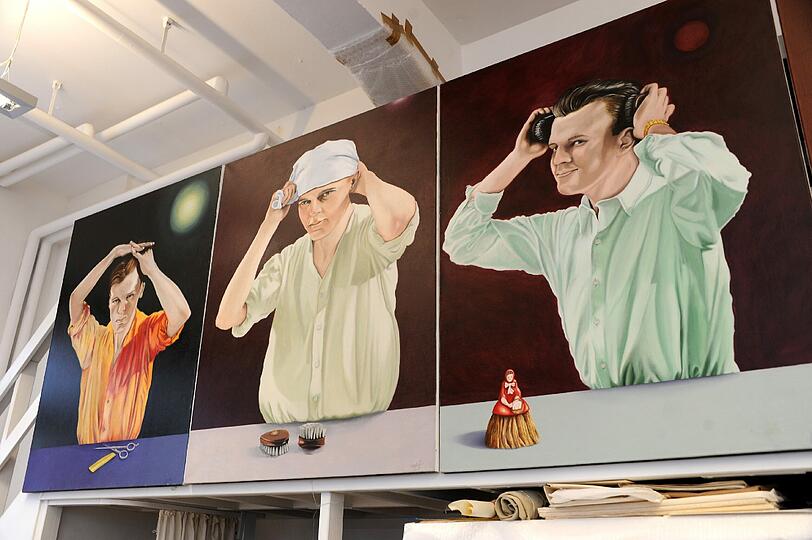 Mit traditionellen Materialien und Techniken wie Öl, Aquarell, Zeichnung und Radierung reflektiert Croft die für ihn in der Kunst zentrale Frage der Beziehung zwischen Raum, Objekt und Person.