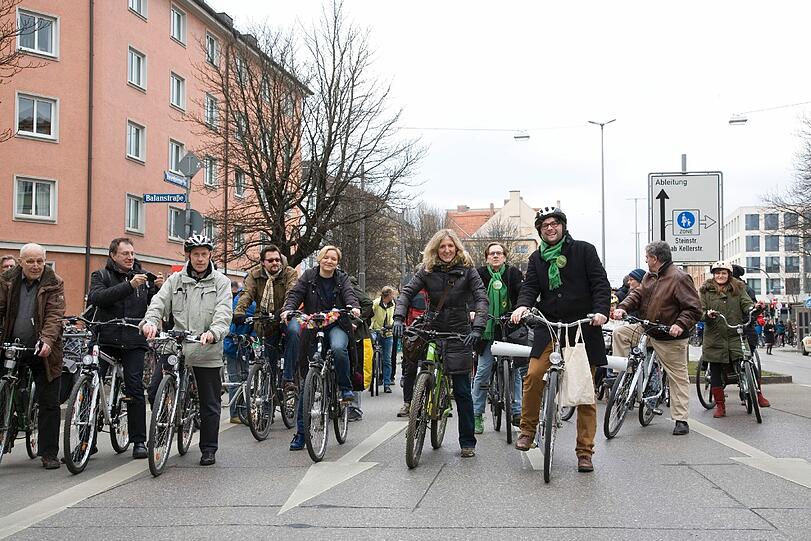 Die grüne OB-Kandidatin Sabine Nallinger war mit ihrem grünen Mountainbike am Start.