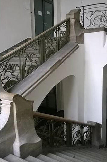 Weg damit? Das Jugendstil-Treppenhaus im Mitteltrakt der Tierklnik.