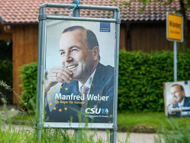 Wahlplakate von Manfred Weber (CSU) sind am Ortseingang von Wildenberg im Landkreis Kelheim angebracht. Foto: Armin Weigel