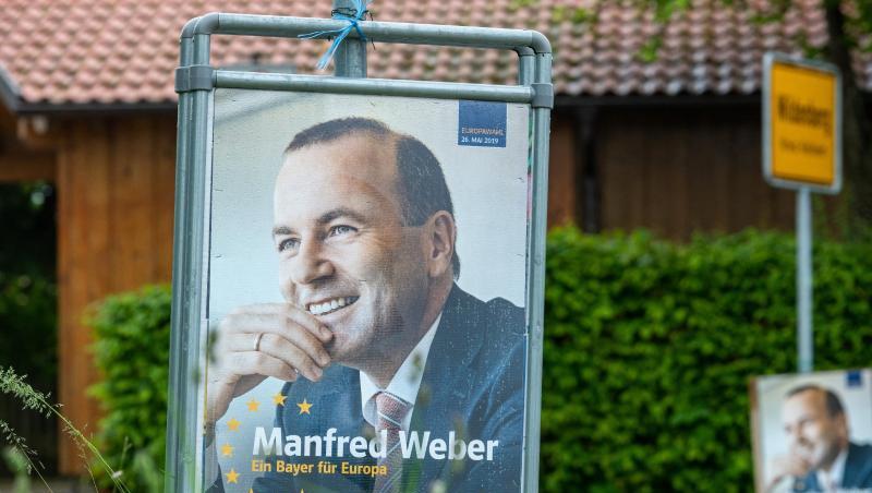 Wahlplakate von Manfred Weber (CSU) sind am Ortseingang von Wildenberg im Landkreis Kelheim angebracht. Foto: Armin Weigel Wahlplakate von Manfred Weber (CSU) sind am Ortseingang von Wildenberg im Landkreis Kelheim angebracht. Foto: Armin Weigel