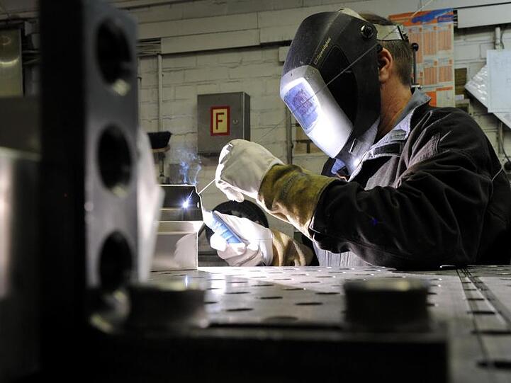 Die Beschäftigten in der Metall- und Elektroindustrie im Osten müssen weiter länger arbeiten.