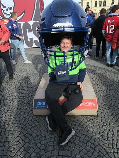 Im XXL-Helm seiner Lieblingsmannschaft, der Seattle Seahawks, auf dem Odeonsplatz: Max (20), der selbst Football spielt.