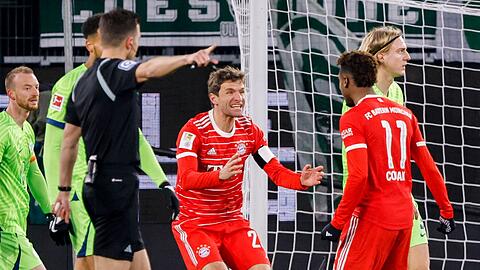 Bayern-Torschützen in Wolfsburg: Thomas Müller und Kingsley Coman (r).