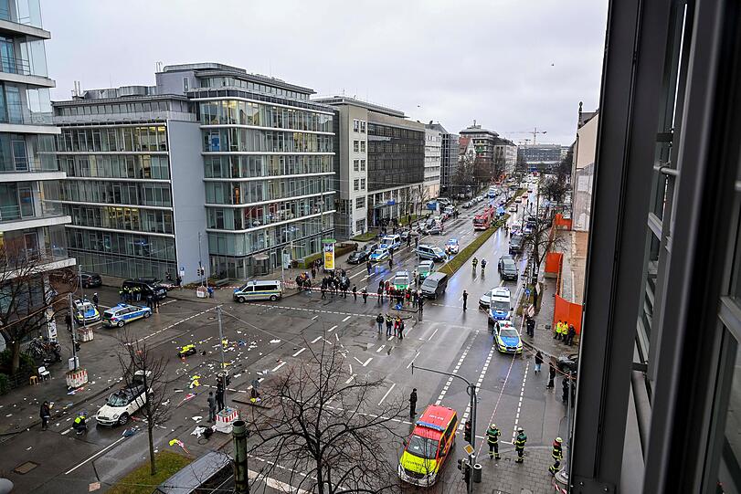 Spur der Verwüstung, nachdem ein Mann am Donnerstagmorgen mit einem Mini Cooper mit über 50 Stundenkilometern in einen Demozug der Gewerkschaft Verdi gefahren ist.