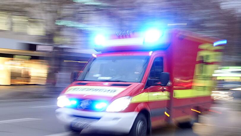 Der Rettungsdienst brachte den 26-Jährigen in eine Klinik. (Symbolbild)