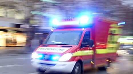 Der Rettungsdienst brachte den 26-Jährigen in eine Klinik. (Symbolbild)