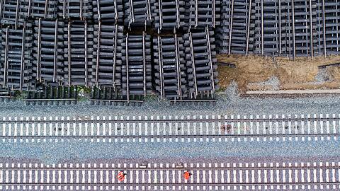 Angesichts der unsicheren finanziellen Mittel stehen Neu- und Ausbauprojekte bei der Bahn auf dem Prüfstand. (Archivbild)