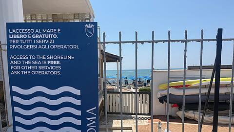 Eigentlich geh&ouml;rt der Strand auch in Italien dem Staat - also allen.