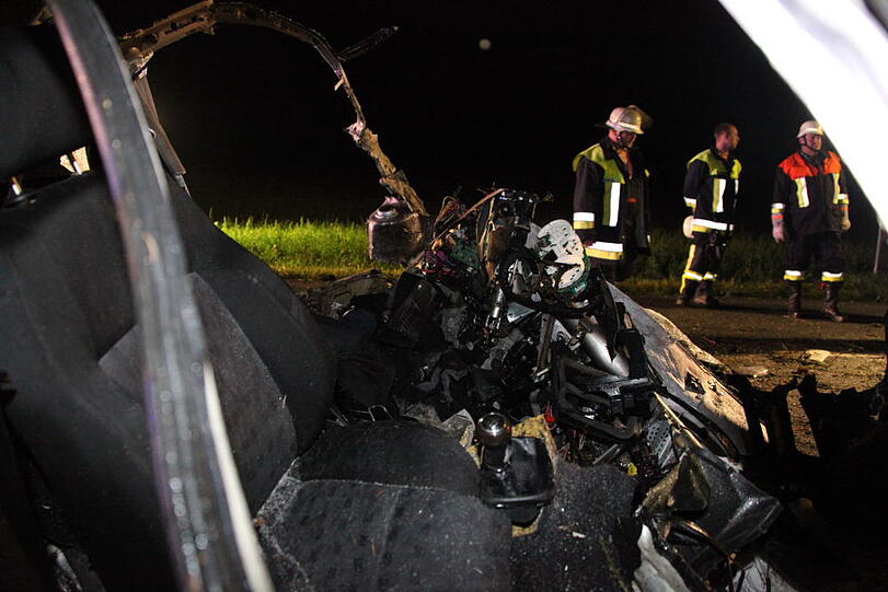 Ein 33-Jähriger ist in Unterreith bei Mühldorf mit seinem Wagen aus einer Kurve geflogen und gegen einen Baum geprallt. Der Fahrer war sofort tot. Am Unfallort wurde eine Bierflasche gefunden, die offenbar aus dem Auto geschleudert worden war. Die Bilder...