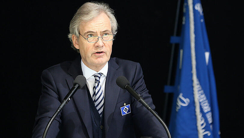 Carl-Edgar Jarchow, Vorstandvorsitzender des HSV spricht in der Imtech-Arena in Hamburg bei der außerordentlichen Mitgliederversammlung des Hamburger SV. Carl-Edgar Jarchow, Vorstandvorsitzender des HSV spricht in der Imtech-Arena in Hamburg bei der außerordentlichen Mitgliederversammlung des Hamburger SV.