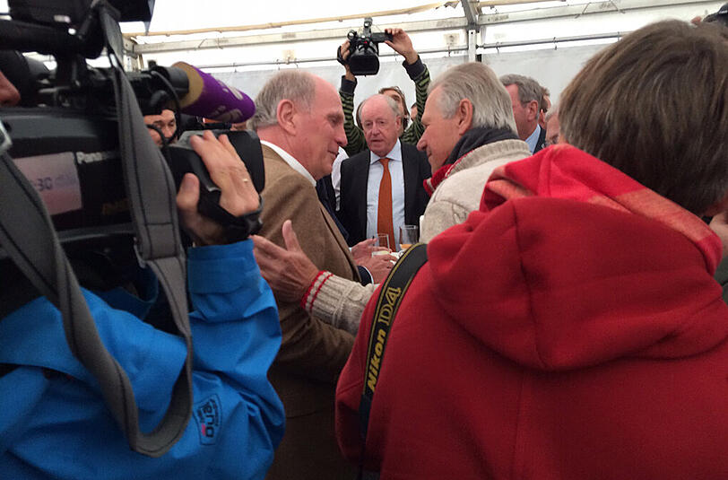 Gute Laune bei Uli Hoeneß: Die Bilder von der Grundsteinlegung für das Nachwuchsleistungszentrum am Freitag.