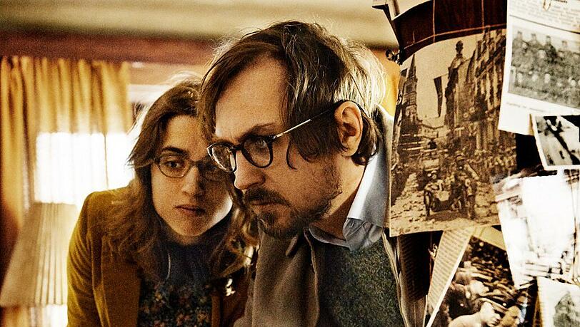 Im Laufe ihrer gemeinsamen Recherchen für einen Holocaust-Kongress entdecken Zazie (Adele Haenel) und Toto (Lars Eidinger), dass ihre Vorfahren Täter und Opfer waren.