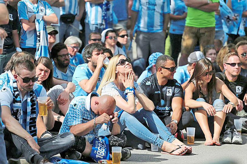 Tristesse und Trauer: Die Löwen-Fans beim Public Viewing an der Grünwalder Straße.