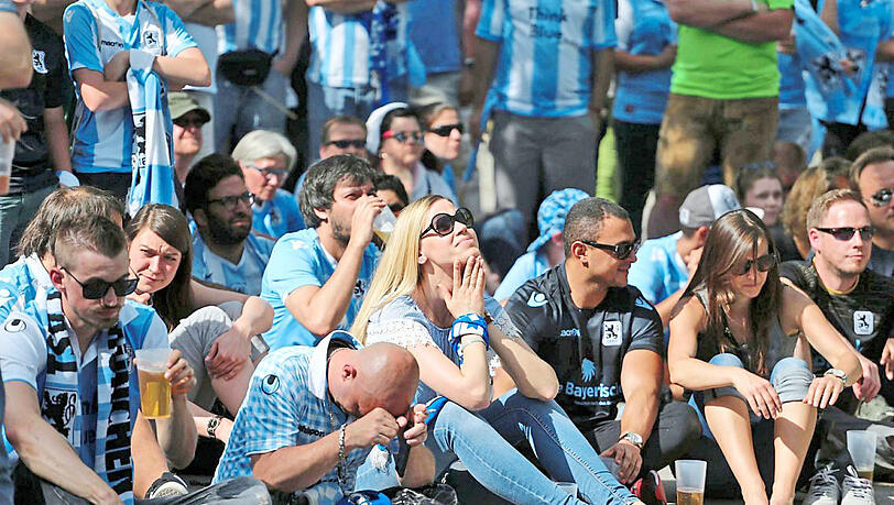 Tristesse und Trauer: Die Löwen-Fans beim Public Viewing an der Grünwalder Straße. Tristesse und Trauer: Die Löwen-Fans beim Public Viewing an der Grünwalder Straße.