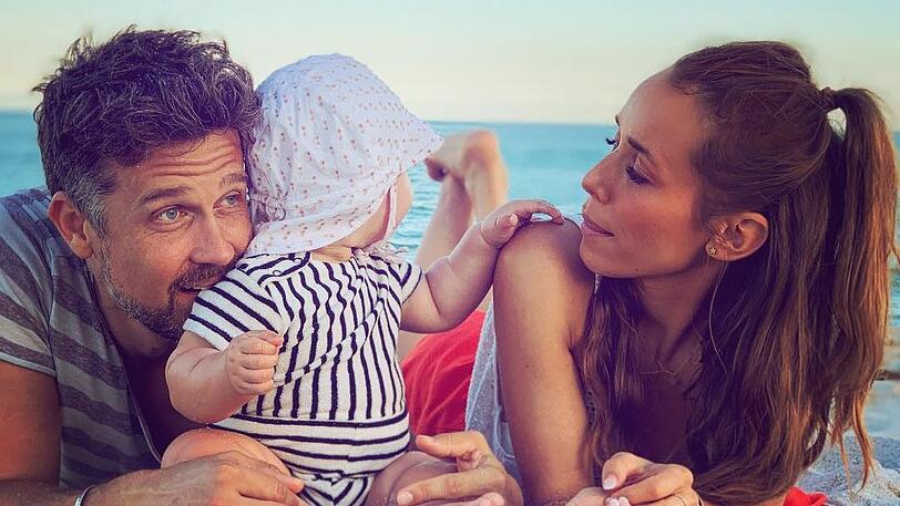 Wayne und Annemarie Carpendale mit Baby Mads.