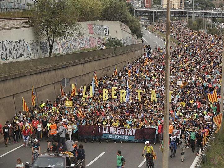 Demonstranten sind auf dem Weg ins Zentrum von Barcelona.