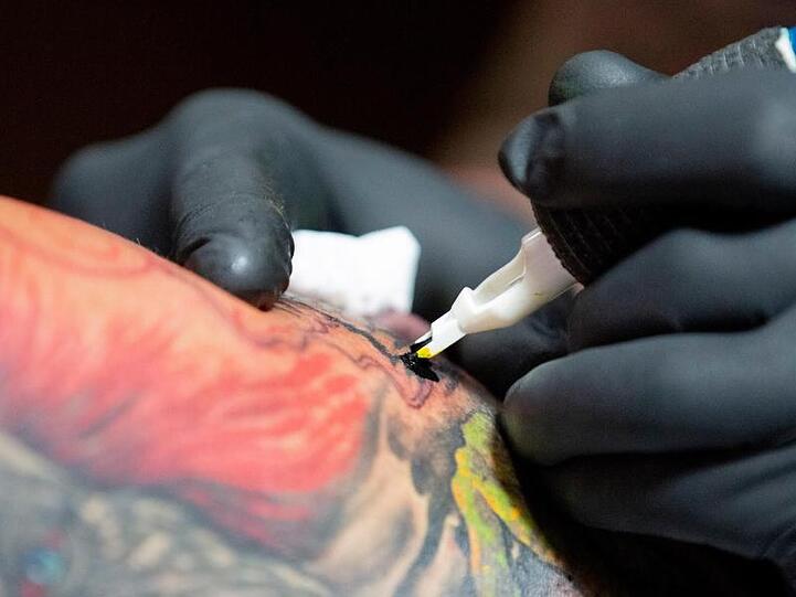 Nicht nur Tattoo-Farben, sondern auch die verwendeten Nadeln können laut Studie Allergien auslösen.