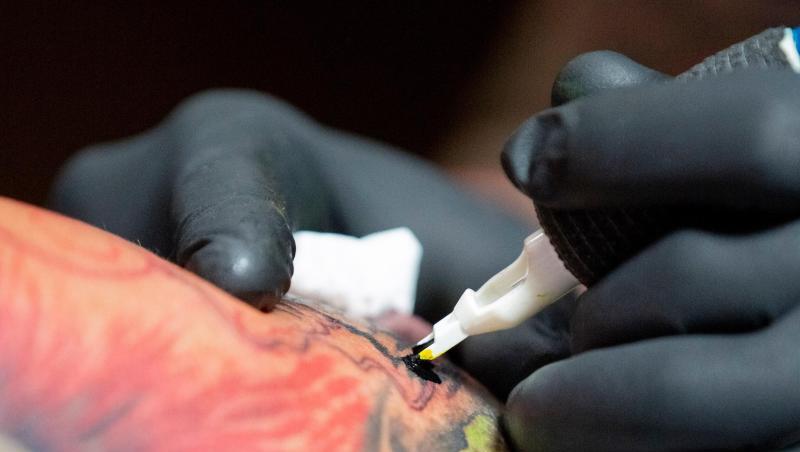 Nicht nur Tattoo-Farben, sondern auch die verwendeten Nadeln können laut Studie Allergien auslösen. Nicht nur Tattoo-Farben, sondern auch die verwendeten Nadeln können laut Studie Allergien auslösen.