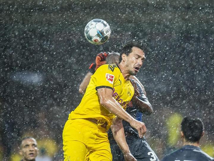 Wegen sintflutartiger Regenfälle wurde das Testspiel zwischen Borussia Dortmund und Udinese Calcio abgebrochen.