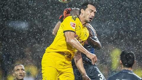 Wegen sintflutartiger Regenfälle wurde das Testspiel zwischen Borussia Dortmund und Udinese Calcio abgebrochen.