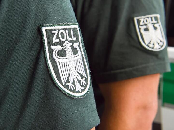 Das Ärmelabzeichen von einem Zollbeamten ist zu sehen. Foto: Christophe Gateau/Archiv