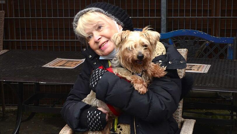 Sie lacht wieder: Ingrid Steeger holt Lumpi aus einem Tierheim in Frankfurt am Main ab.