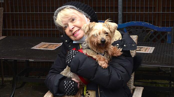 Sie lacht wieder: Ingrid Steeger holt Lumpi aus einem Tierheim in Frankfurt am Main ab.