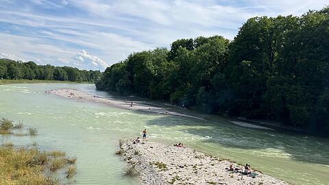An der Isar zu spazieren, gehört für Münchnerinnen und Münchner einfach dazu. Das geht jetzt auch am Flaucher wieder besser als noch in den letzten Monaten. Die Arbeiten am Steg sind endlich beendet.