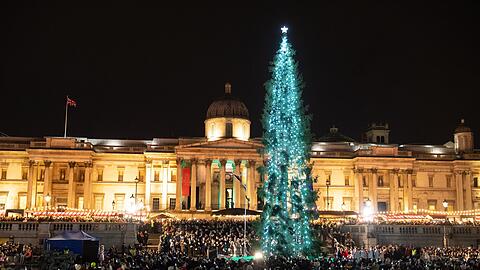Der traditionell von Norwegen geschenkte Baum 2019 auf dem Trafalgar Square: &Uuml;ber 20 Meter hoch, schlicht dekoriert und ein Symbol der britisch-norwegischen Freundschaft seit 1947. (Archivbild)