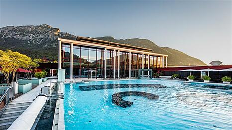 Glasfront mit viel Ausblick: die Rupertus Therme in Bad Reichenhall. &emsp;