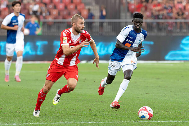 Vergangene Saison spielte Bara Sapoko Ndiaye zur Probe bei den Grasshoppers Zürich und traf in einem Testspiel auf den FC Bayern, wobei er die Verantwortlichen des Rekordmeisters und insbesondere Trainer Vincent Kompany überzeugte. Vergangene Saison spielte Bara Sapoko Ndiaye zur Probe bei den Grasshoppers Zürich und traf in einem Testspiel auf den FC Bayern, wobei er die Verantwortlichen des Rekordmeisters und insbesondere Trainer Vincent Kompany überzeugte.