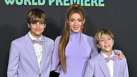Shakira will ihren S&ouml;hnen Milan (l.) und Sasha das viele Reisen ersparen.