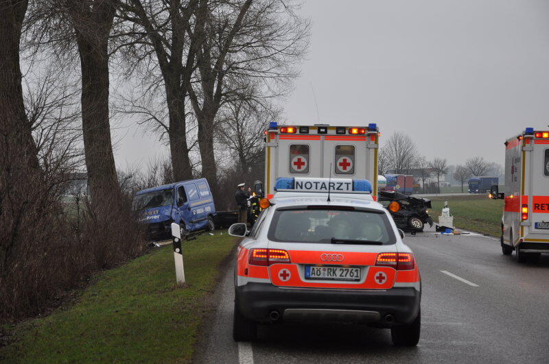 Am Donnerstagmorgen kam es auf der B299 zwischen Altötting und Unterneukirchen zu einem schweren Verkehrsunfall. Der Fahrer eines BMWs überholte mehrere Fahrzeuge und kam dabei ins schleudern. Daraufhin kollidierte das Fahrzeug mit einem Kleintransporter. Dieser erfasse den BMW seitlich auf der Fahrerseite.

Der Fahrer des erlag sofort seinen Verletzungen. Der Fahrer des Transporters wurde mit leichten Verletzungen ins Krankenhaus gebracht.